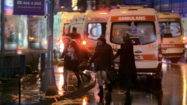 Ambulanzas e persunas avant il club ch'è vegnì attatgà ad Istanbul