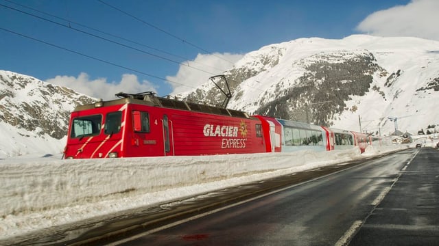 Il Glacier Express tranter Andermatt e Realp.
