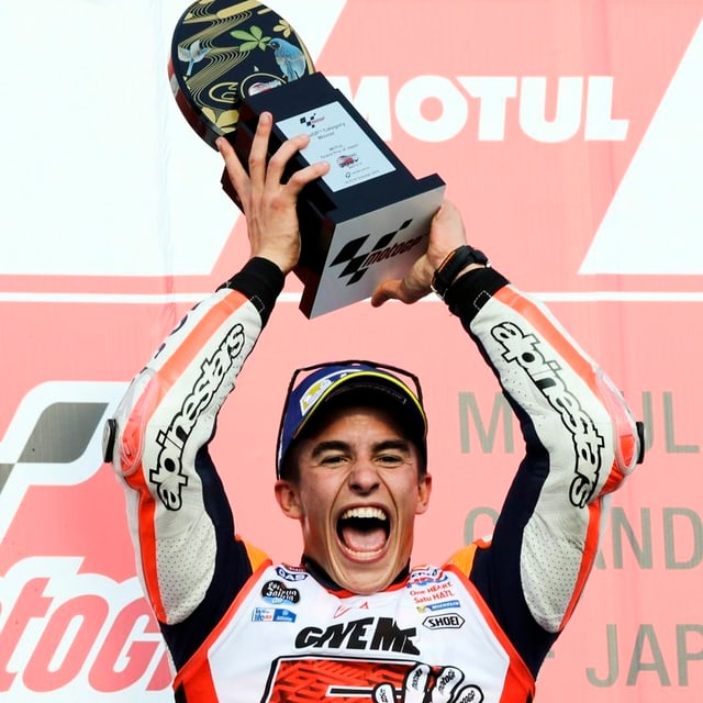 Marc Marquez suenter la victoria da la cursa e dal titel da campiun mundial en il Giapun. Marc Marquez suenter la victoria da la cursa e dal titel da campiun mundial en il Giapun.