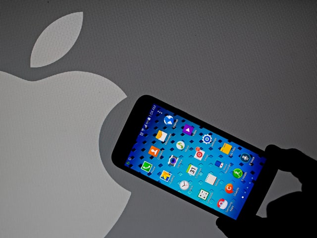 In telefonin da Samsung davant il logo alv da Apple. In telefonin da Samsung davant il logo alv da Apple.
