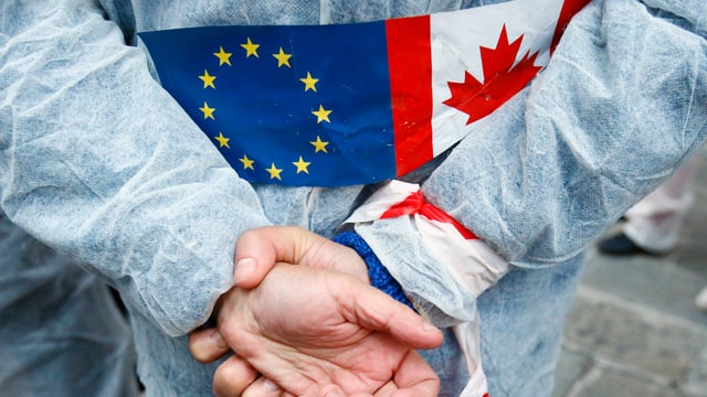 In demonstrant ch'è cunter la cunvegna Ceta da l'UE cun il Canada. 
