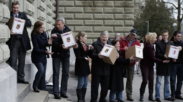 Activists da la PPS e politichers durant l’inoltraziun da l’iniziativa ils 28-12-2012 a Berna.