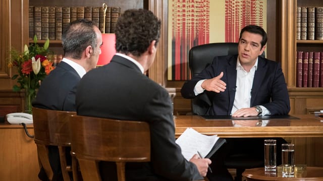 Il primminister grec Alexis Tsipras durant l’intervista da mardi saira en la televisiun statala greca.
