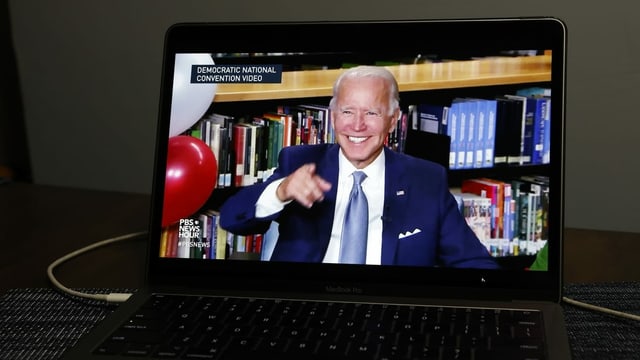 Joe Biden sin in visur d'in laptop.
