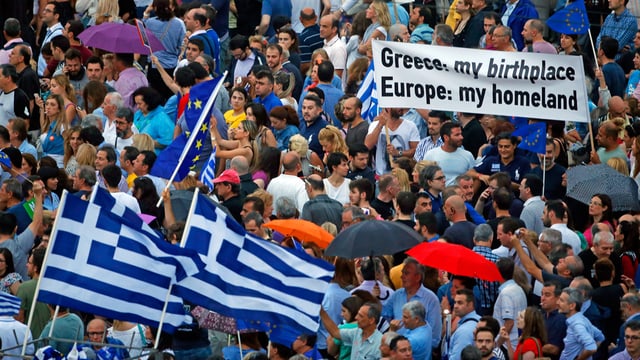 Millis da demonstrants pro-europeica èn sa radunads ad Athen.