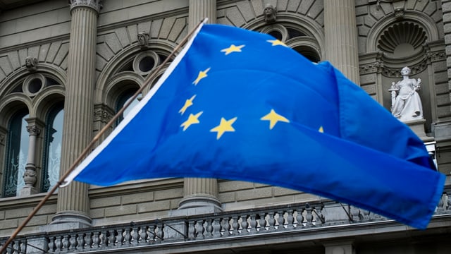 Bandiera da l'UE avant la chasa federala a Berna.