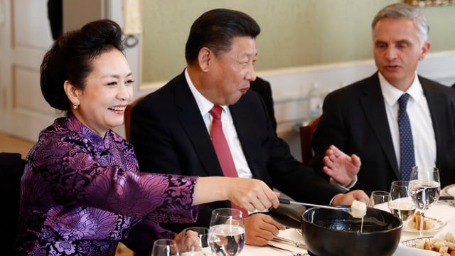 Didier Burkhalter e Xi Jinping mangian in fondue da chaschiel.