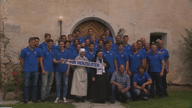 Club da hockey Kloten Flyers cun soras da la claustra da Müstair Club da hockey Kloten Flyers cun soras da la claustra da Müstair