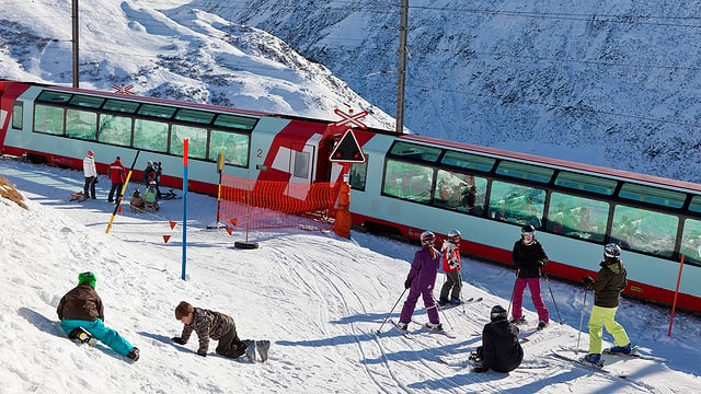 Il Glacier Express va tras il territori da skis, ils skiunz ston spetgar.