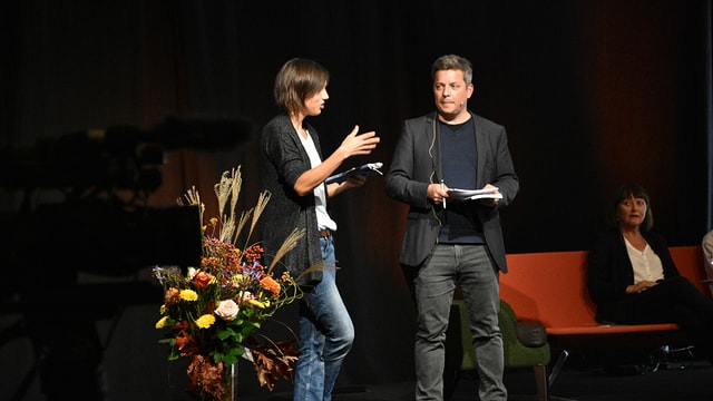 Silvana Derungs e Claudio Spescha durant la preschentaziun da la Litteratura 38 