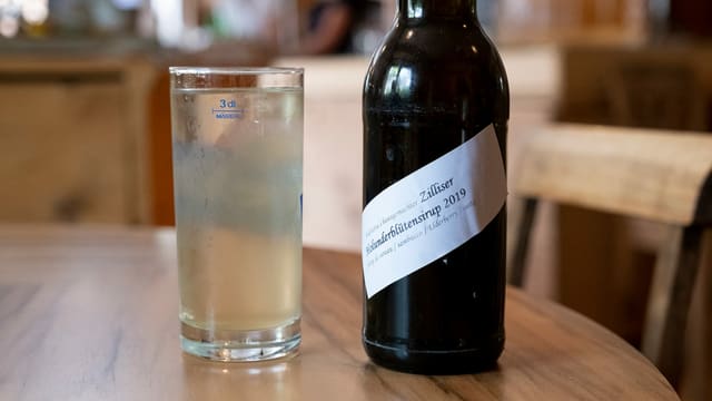 ina buttiglia ed in magiel sirup da suvì sin ina maisa ina buttiglia ed in magiel sirup da suvì sin ina maisa