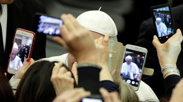 Il papa davos ina mantun smartphones.