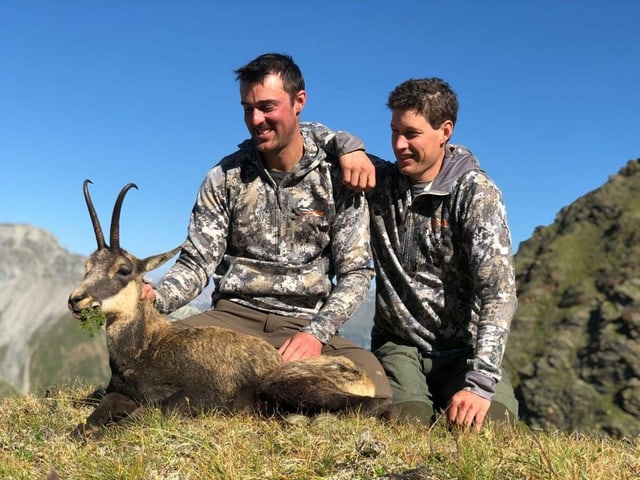 Cedric Grond e Marco Hohenegger cun la chaura-chamutsch che Cedric Grond ha sajettà en la Val Müstair.