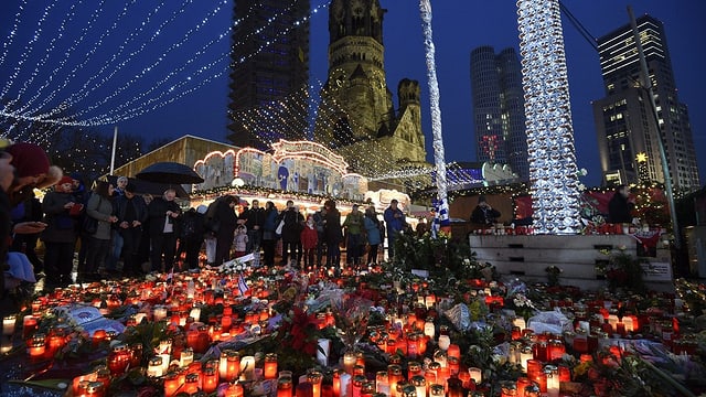 Il lieu da l'attentat a Berlin è illuminà cun chandailas.