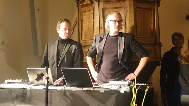 Mezdi: DJ Dorfmeister en concert cun chors da la Val Schons