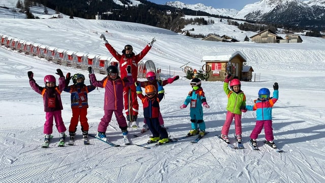 Scolast da skis cun uffants da scolina da Savognin. Scolast da skis cun uffants da scolina da Savognin.