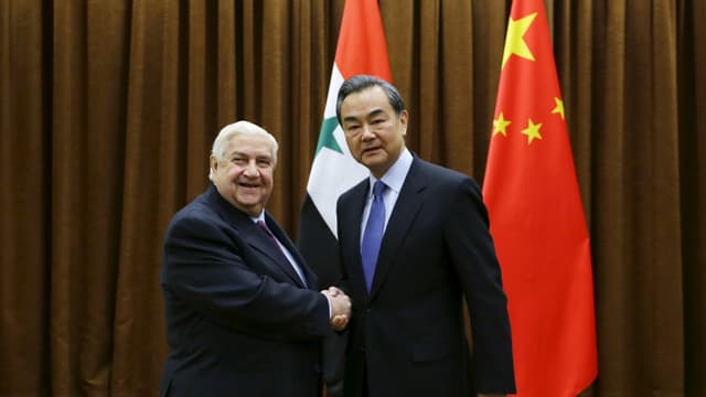 Il minister sirian Walid Muallem cun ses collega d’uffizi chinais Wang Yi.