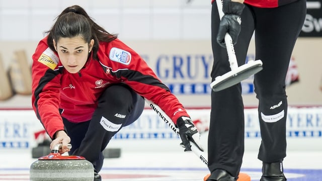 curling: Binia Feltscher e sia passiun