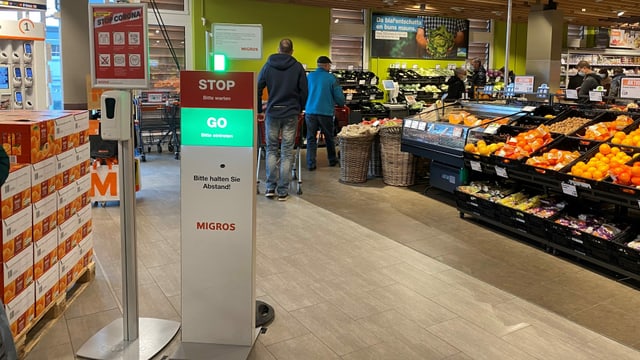 Tavla cun scret si Stop ni Go avant l'entrada. Tavla cun scret si Stop ni Go avant l'entrada.