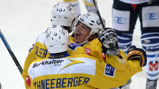 Il giugader da hockey dal HCD Marc Wieser festivescha ses gol da victoria cunter Ambri-Piotta