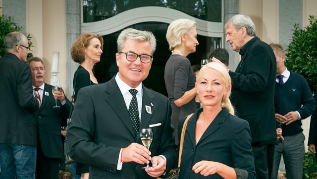 Daniel Füglister, directur dal hotel Waldhaus, sa legra ensemen cun la producenta svizra Anne Walser sin la pre-premiera.