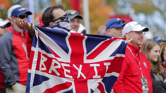 Persunas cun ina bandiera britannica cun scrit si Brexit.