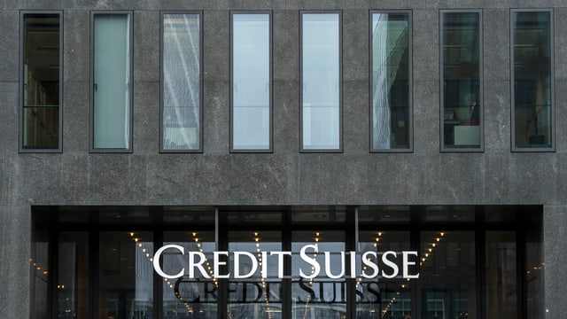 Purtret d'ina entrada cun si il logo da la Credit Suisse. 