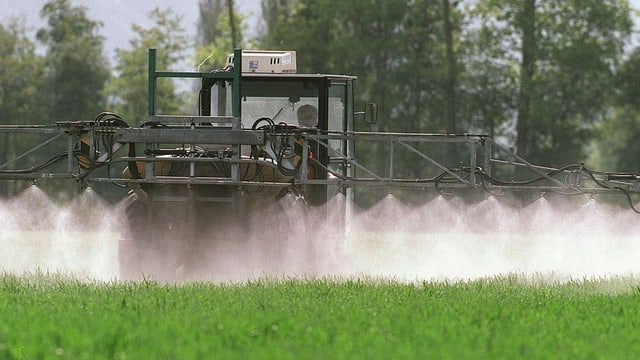 Tractor sprizza pesticid sin in funs. 