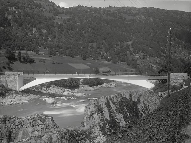 La punt da Robert Maillart, baghegiada 1905, destruida cun la bova 1927. La punt da Robert Maillart, baghegiada 1905, destruida cun la bova 1927.