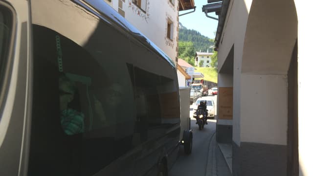 il lieu stretg amez Sta. maria cun autos cche passan il lieu stretg amez Sta. maria cun autos cche passan