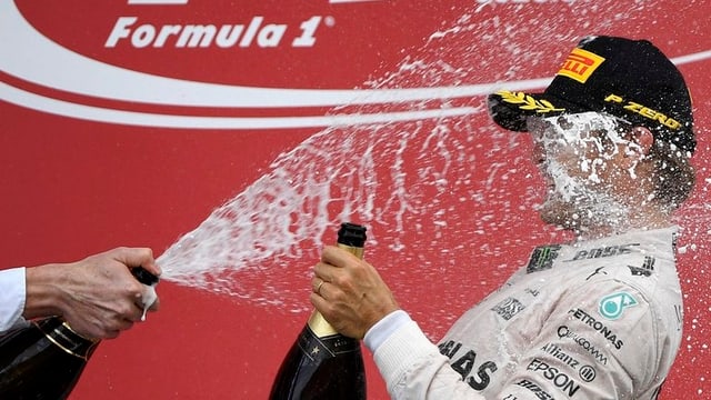 Rosberg en la duscha da schampagn.