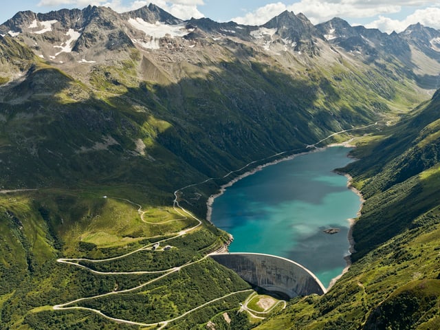 Ina funtauna d'energia alpina è l'aua - qua il lai da fermada en la Val Nalps sisum la Surselva.