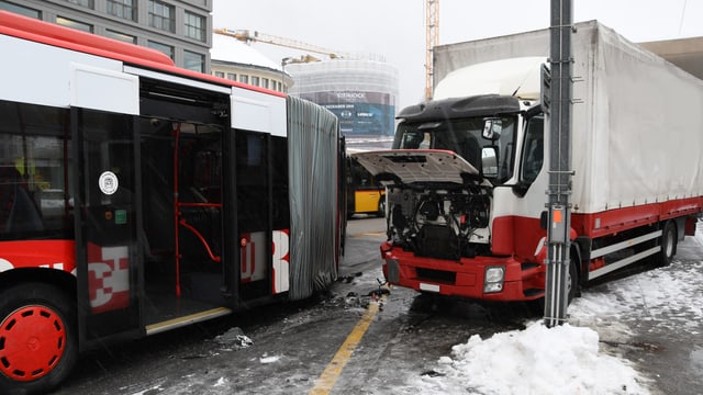 Il donn vid ils dus vehichels è considerabel. Il donn vid ils dus vehichels è considerabel.