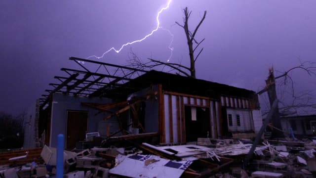 Chasa devastada suenter in tornado en ils Stadis Unids.