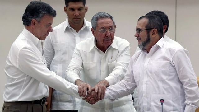 Il president columbian Santons (san.), il president cuban Raul Castro (mez) ed il schef da la FARC Timochenko (dre.)