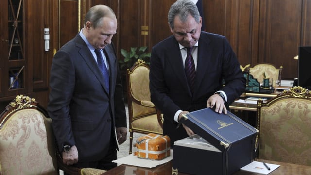 Il minister da defensiun russ Sergei Schoigu mussa la blackbox da l'aviun sajettà giu dals Tircs al president Wladimir Putin.