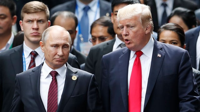 Vladimir Putin e Donald Trump durant l'inscunter da l'APEC en il Vietnam.