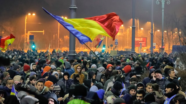 totala cun fitg blers demonstrants sin las vias da Bukarest.