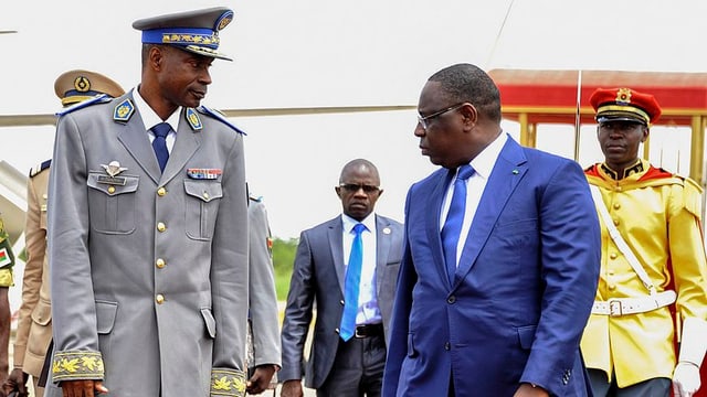 Il manader dal putsch Gilbert Diendere (san.) ed il president dal Senegal Macky Sall (dre.).