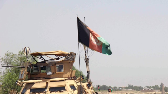 La bandiera afgana sin in vehichel militar.