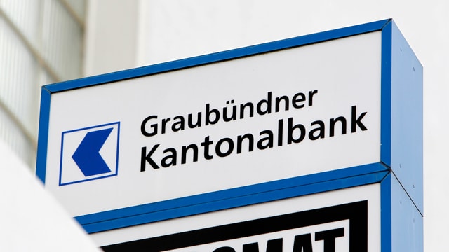 Purtret d'ina tabla cun scrit si "Graubündner Kantonalbank". 