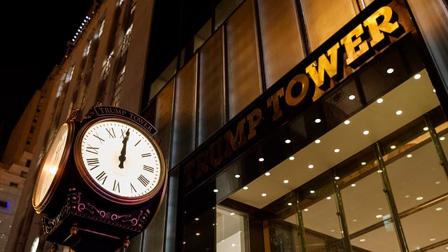 l'ura davant ses «Trump Tower» a New York City, fotografada curt avant las 12:00. l'ura davant ses «Trump Tower» a New York City, fotografada curt avant las 12:00.