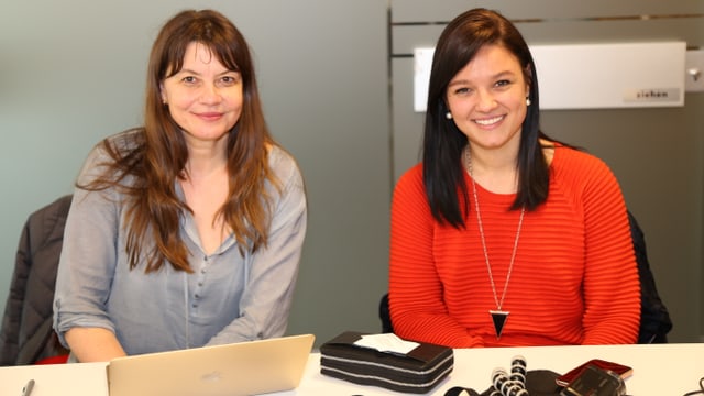 Sabine Stoll, professura da psicolinguistica e Jekaterina Mazara, coordinatura dal project e doctoranda da l'universitad da Turitg, sesan vi dad ina maisa. Sabine Stoll, professura da psicolinguistica e Jekaterina Mazara, coordinatura dal project e doctoranda da l'universitad da Turitg, sesan vi dad ina maisa.