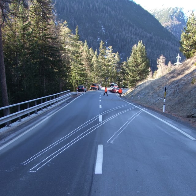 La via è stada serrada durant las lavurs da salvament per radund 15 minutas. La via è stada serrada durant las lavurs da salvament per radund 15 minutas.