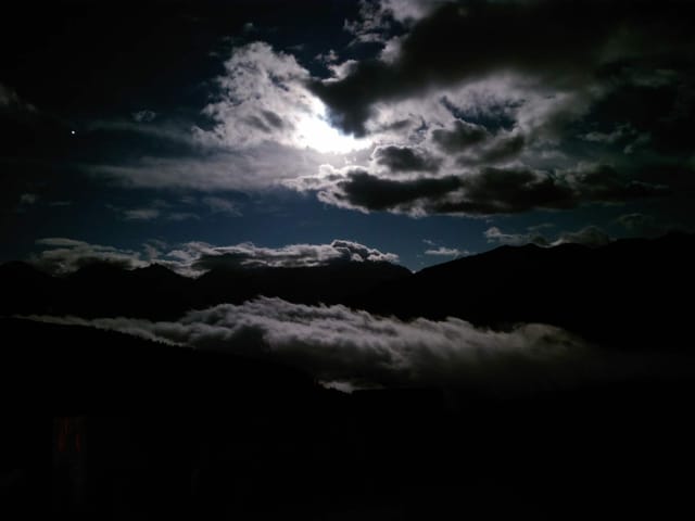 purtret da la glina en las neblas.