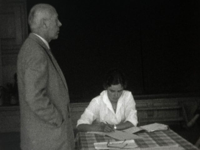 In scolast ed ina scolara durant ina lecziun il 1960.