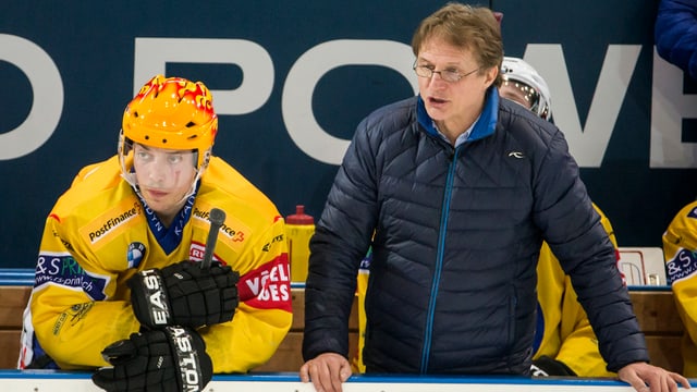 Il giugader da hockey sin glatsch Finlandais Perttu Lindgren e ses trenader tar il HCD Arno del Curto