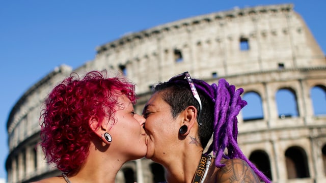 Duas dunnas omosexualas durant la parada annuala a Ruma l’onn 2013.