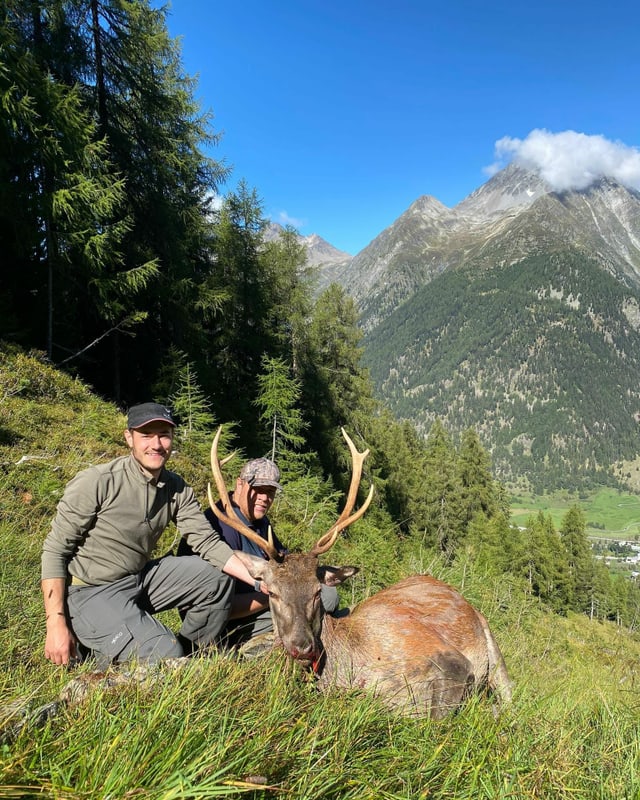 Sandro Fliri cun ses tschierv.