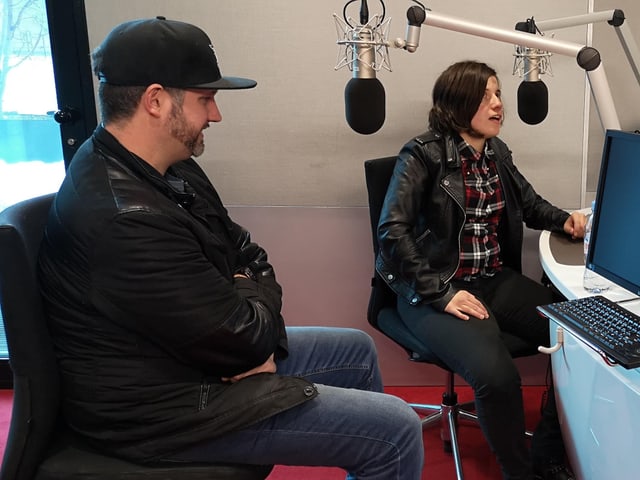 Carmen Cresta e Valentin Alig durant l'intervesta el studio dad RTR